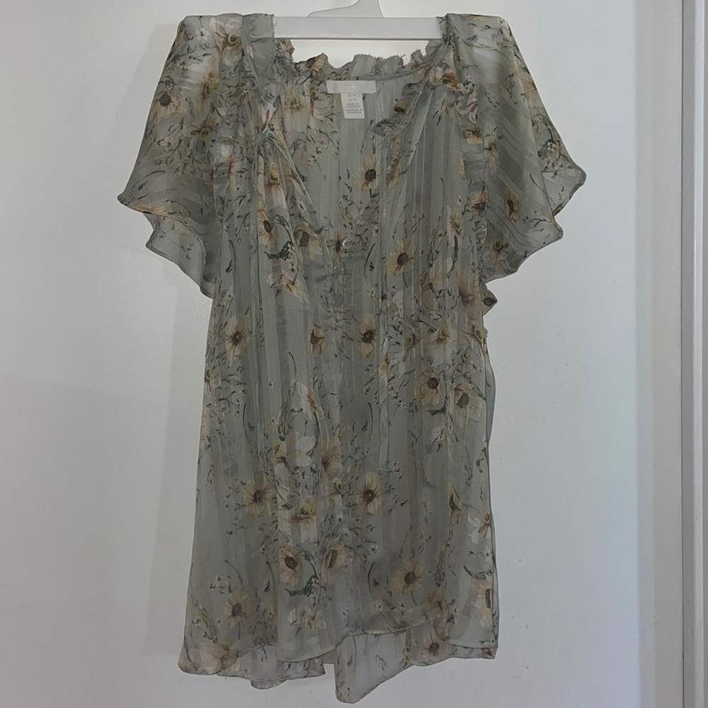 Flower blouse top with ruffles and buttons